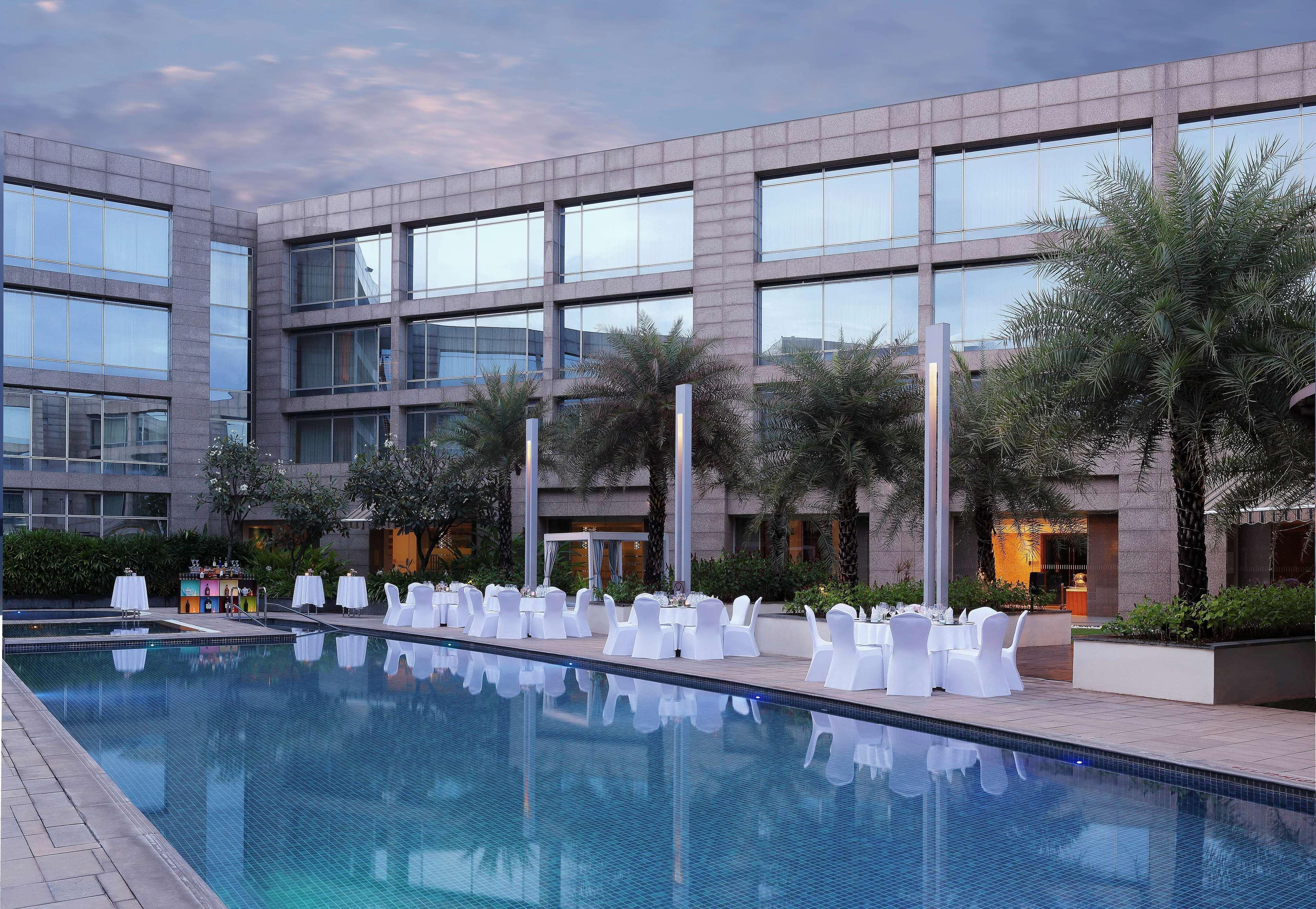 Hilton Bangalore Embassy Golflinks Exterior foto