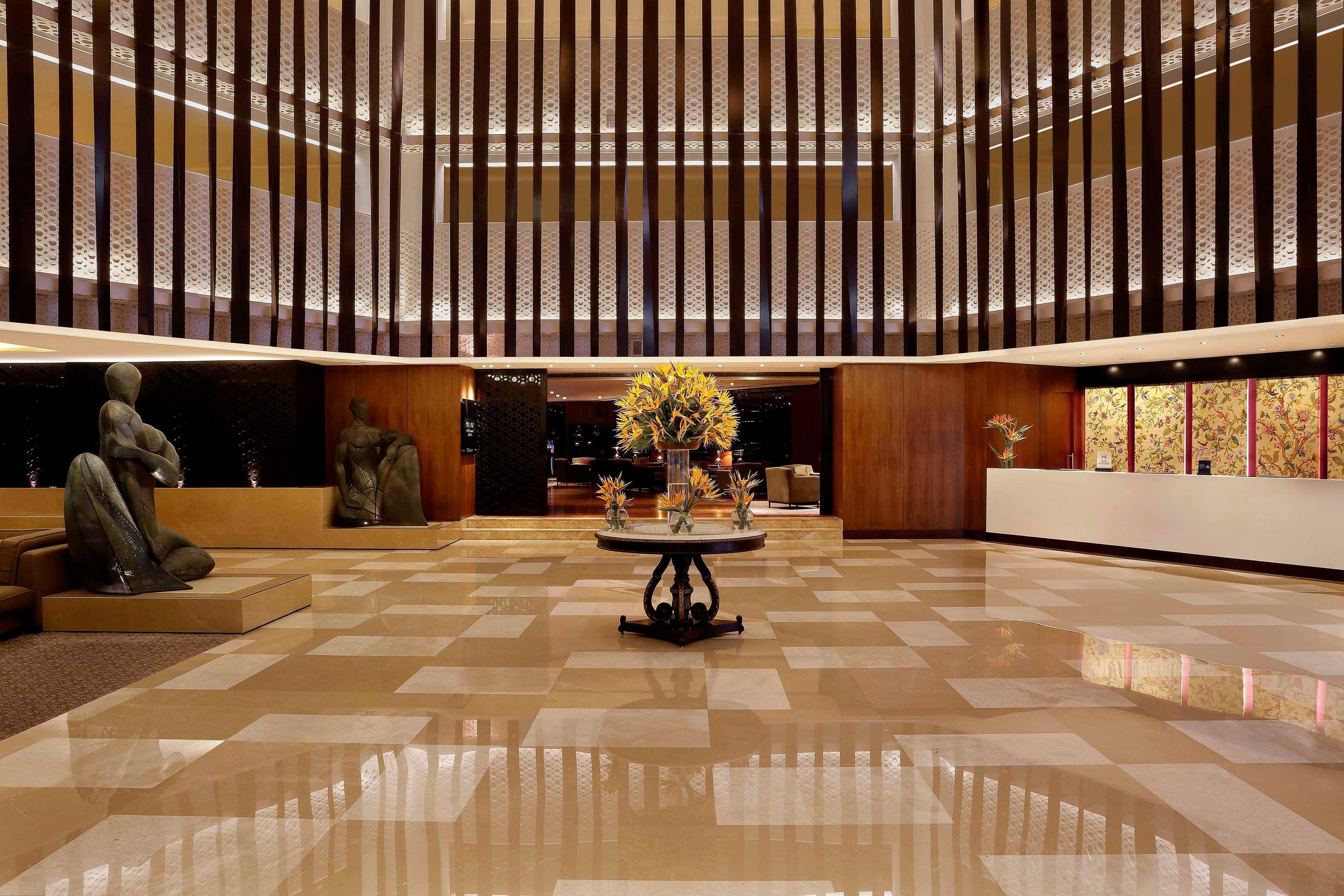 Hilton Bangalore Embassy Golflinks Exterior foto