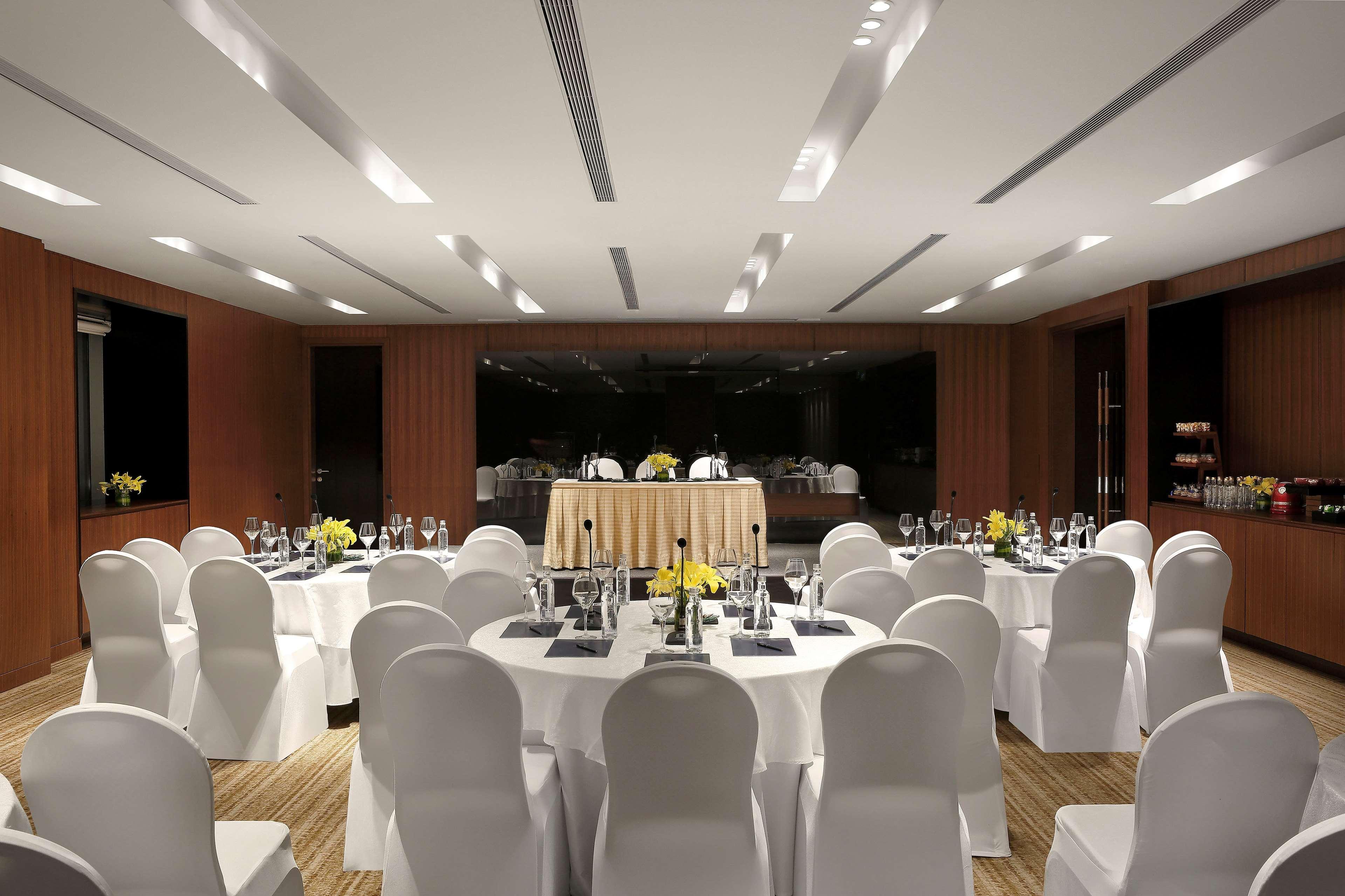 Hilton Bangalore Embassy Golflinks Exterior foto
