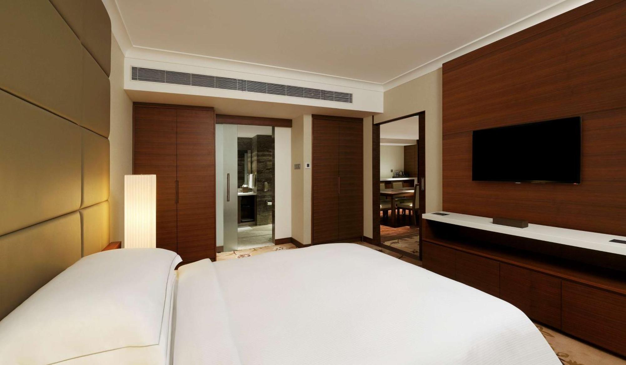 Hilton Bangalore Embassy Golflinks Exterior foto