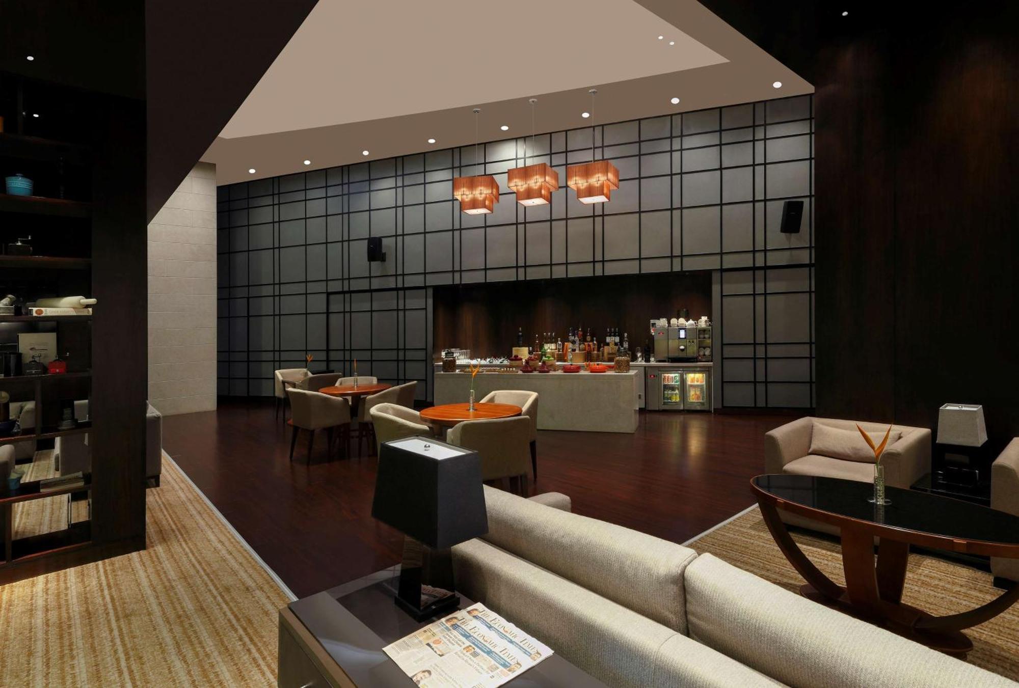 Hilton Bangalore Embassy Golflinks Exterior foto