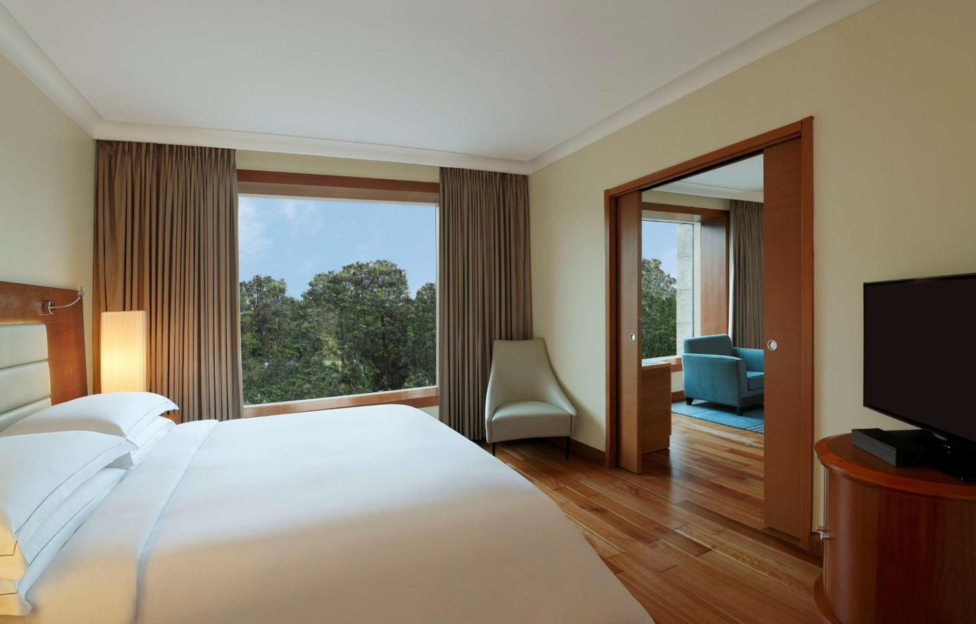 Hilton Bangalore Embassy Golflinks Exterior foto