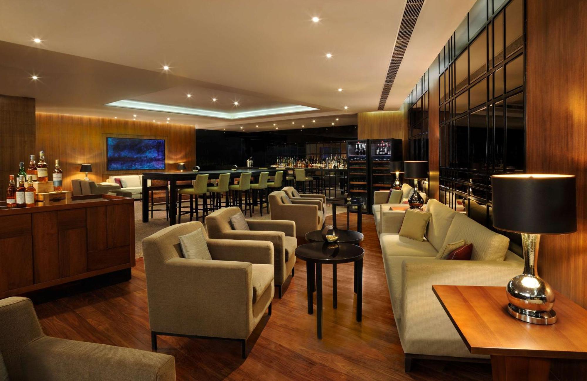 Hilton Bangalore Embassy Golflinks Exterior foto