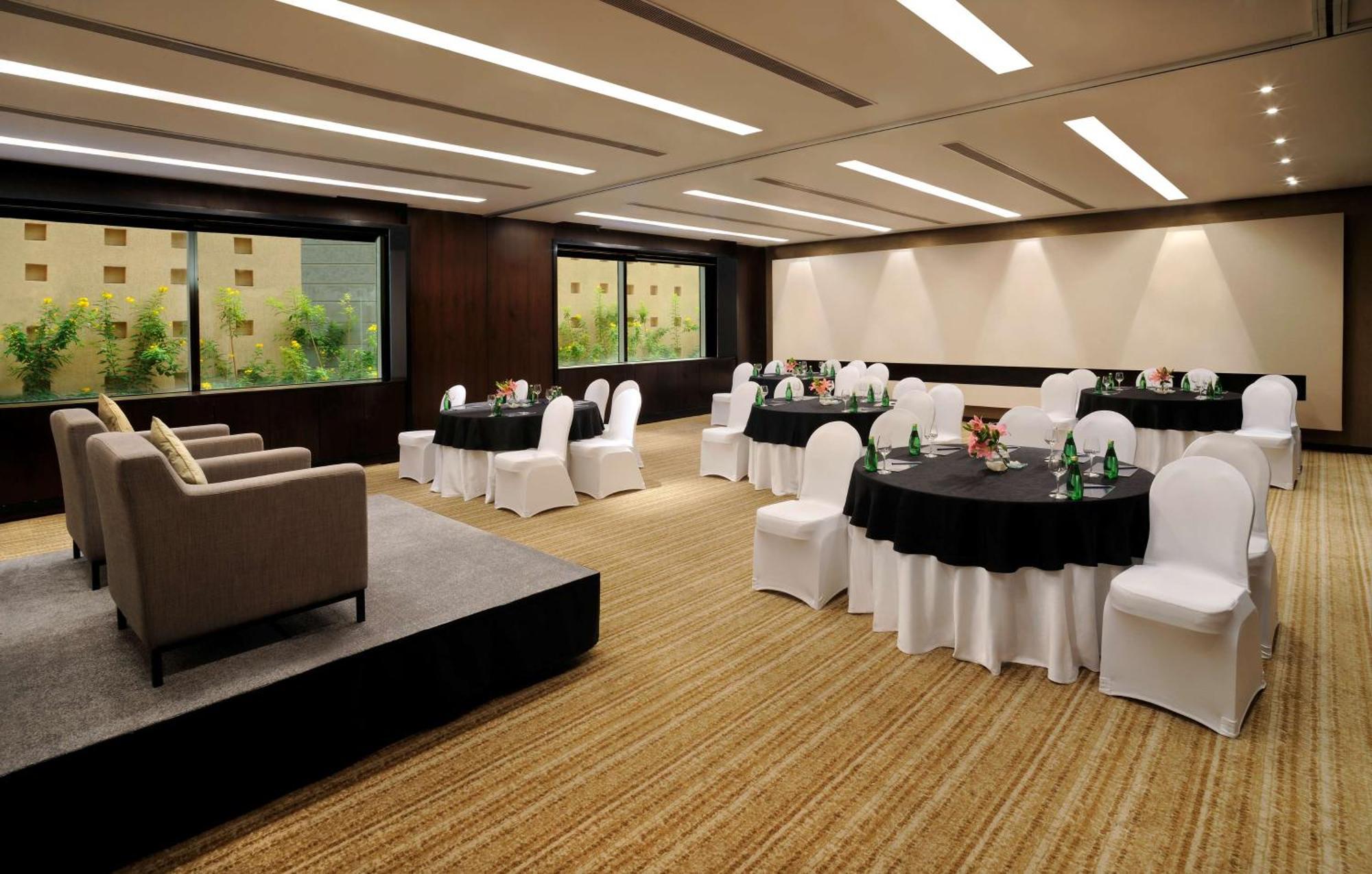 Hilton Bangalore Embassy Golflinks Exterior foto