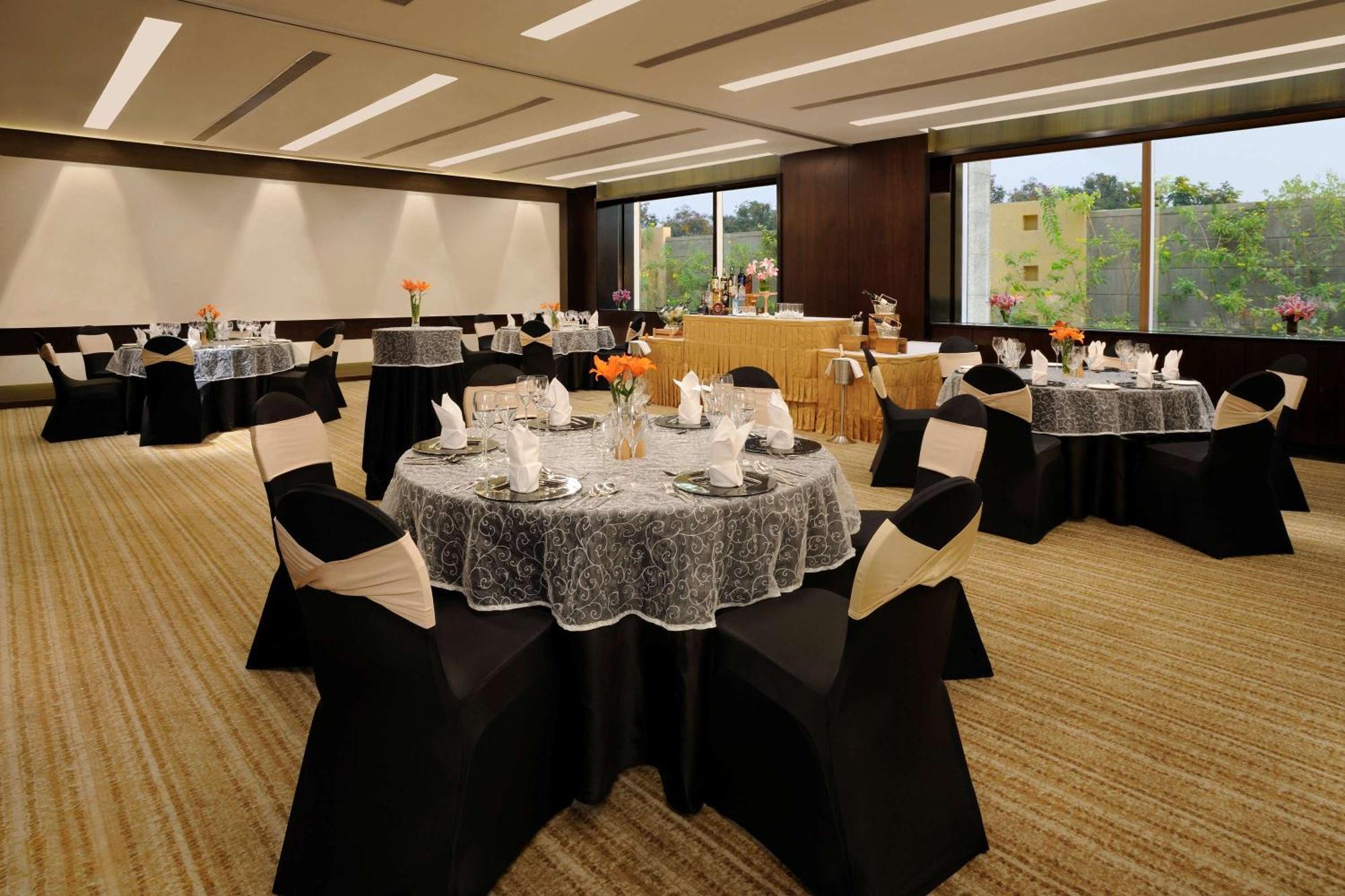 Hilton Bangalore Embassy Golflinks Exterior foto