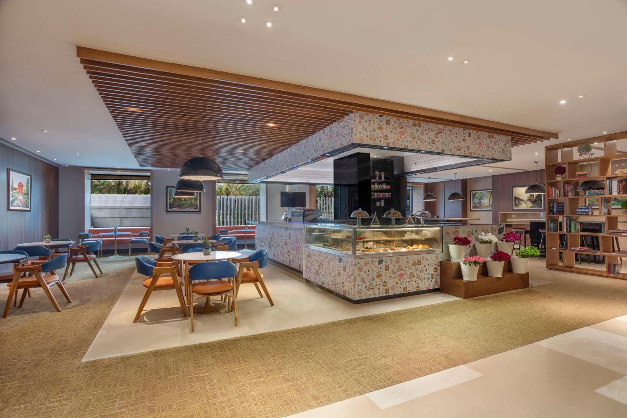 Hilton Bangalore Embassy Golflinks Exterior foto