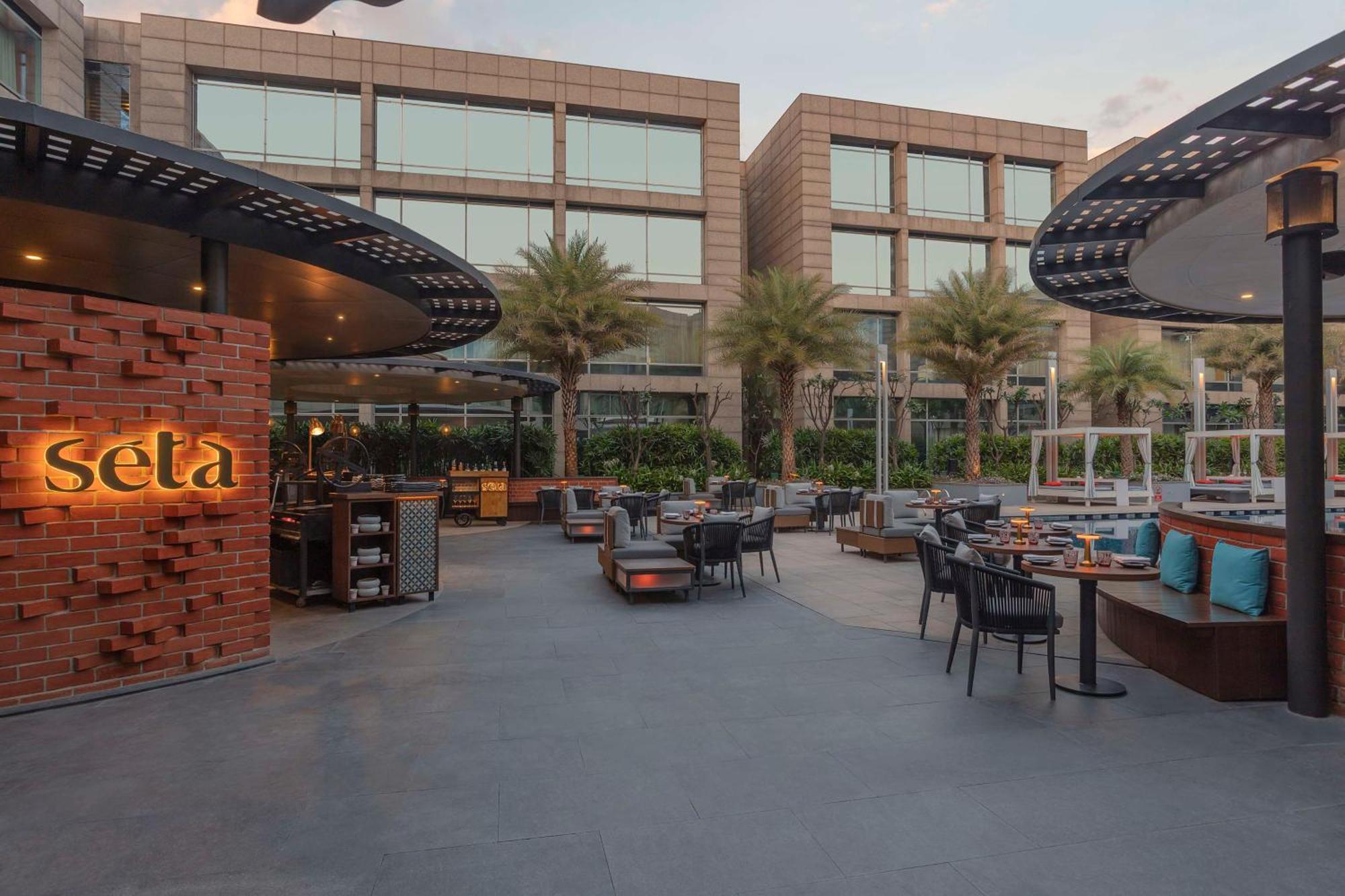 Hilton Bangalore Embassy Golflinks Exterior foto