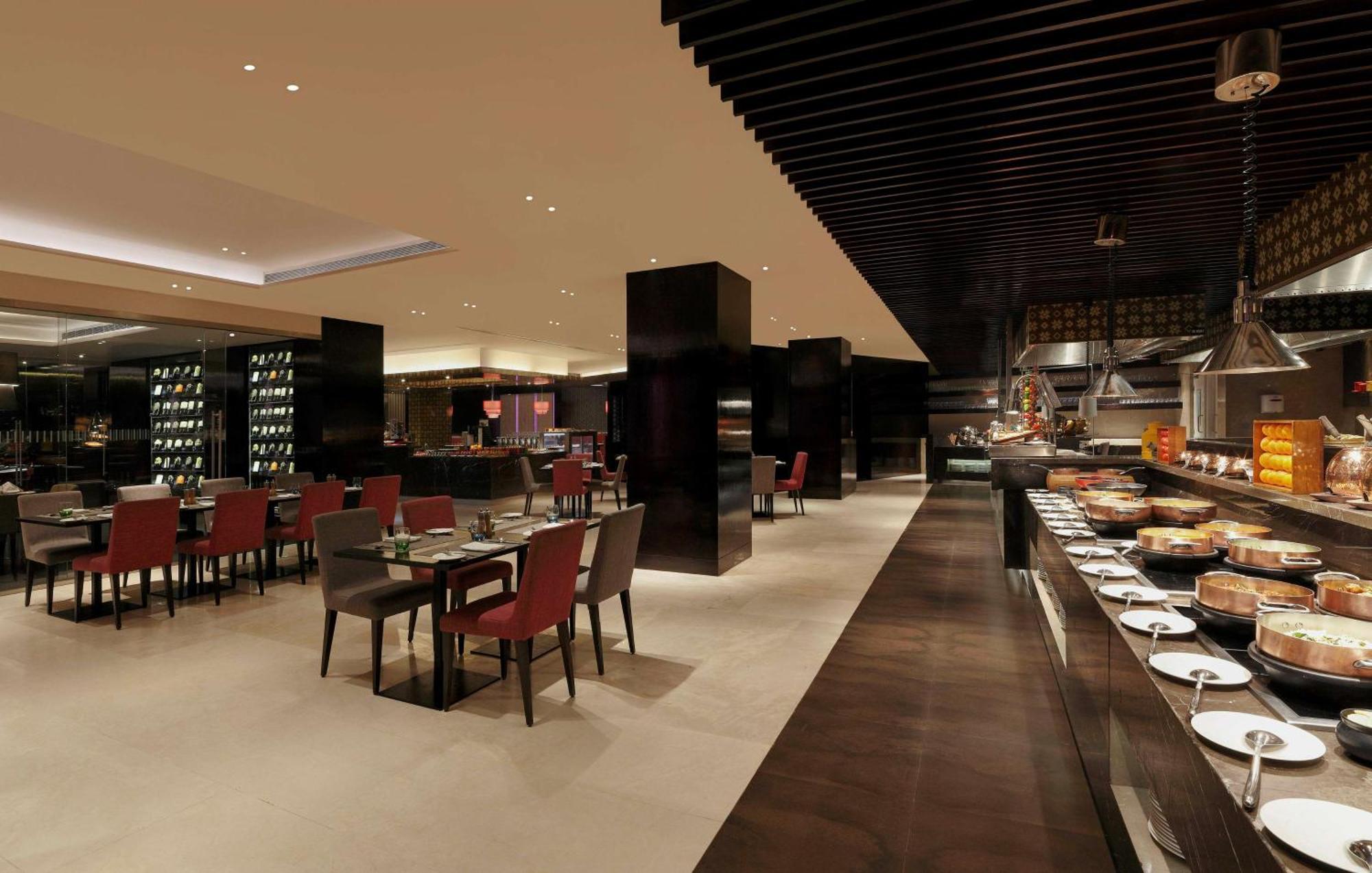 Hilton Bangalore Embassy Golflinks Exterior foto