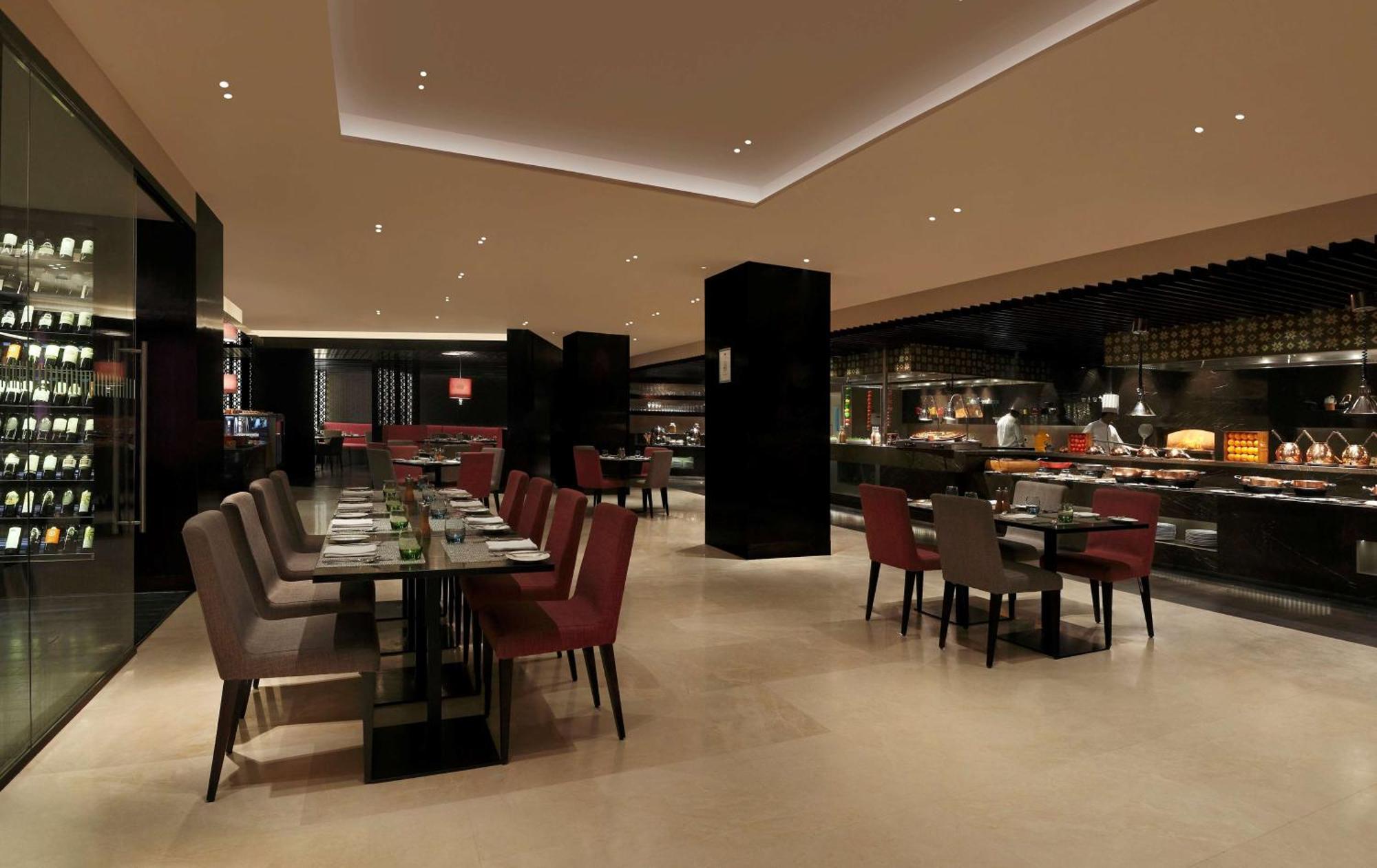 Hilton Bangalore Embassy Golflinks Exterior foto
