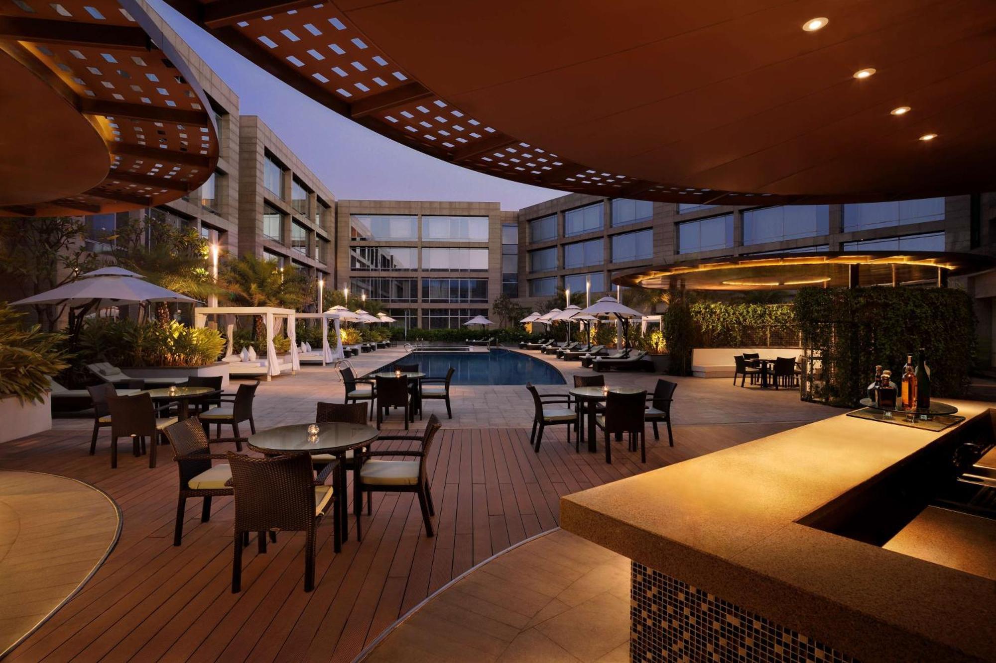 Hilton Bangalore Embassy Golflinks Exterior foto