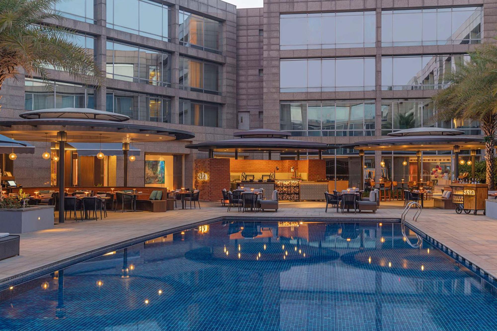 Hilton Bangalore Embassy Golflinks Exterior foto