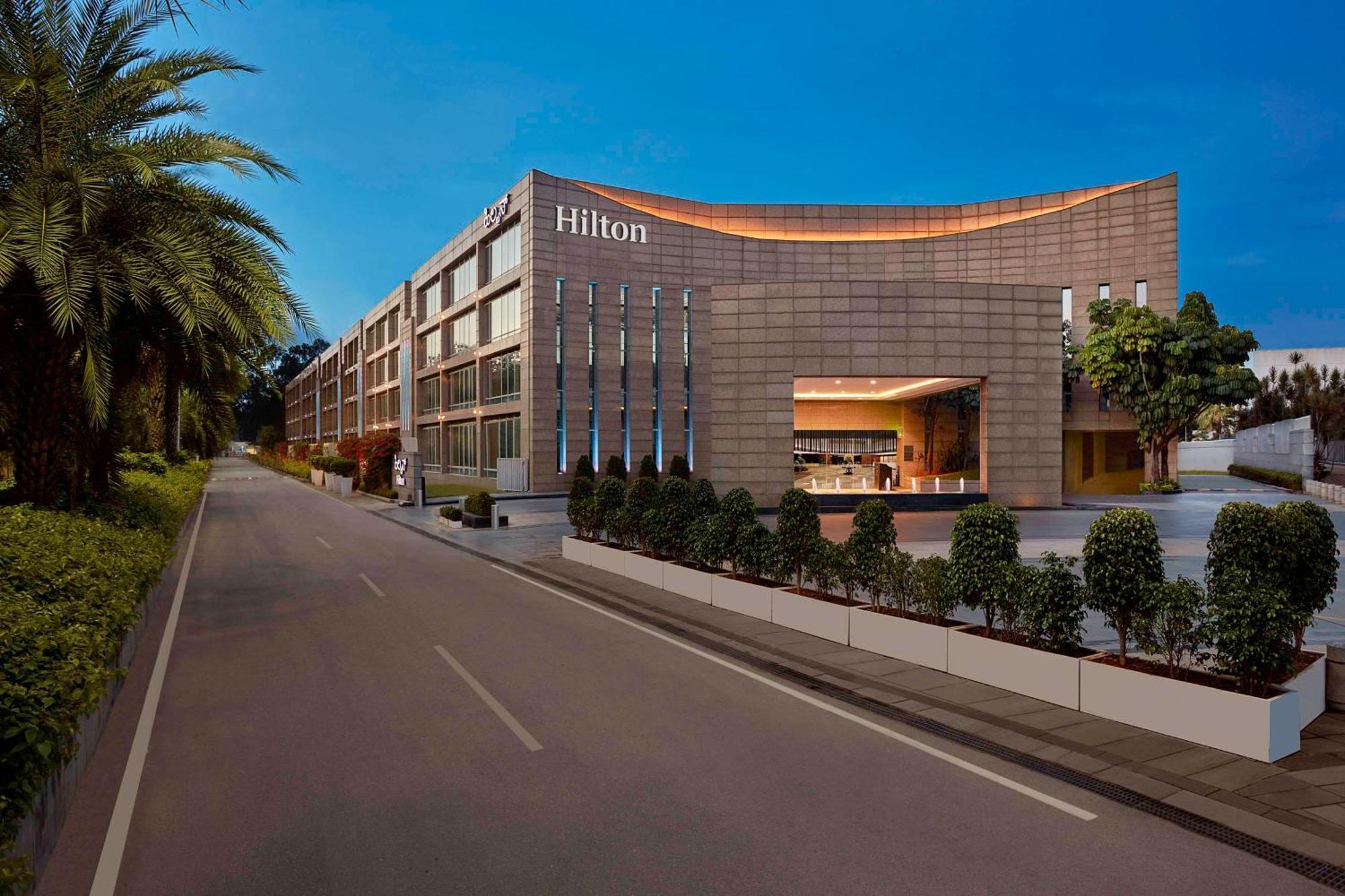 Hilton Bangalore Embassy Golflinks Exterior foto